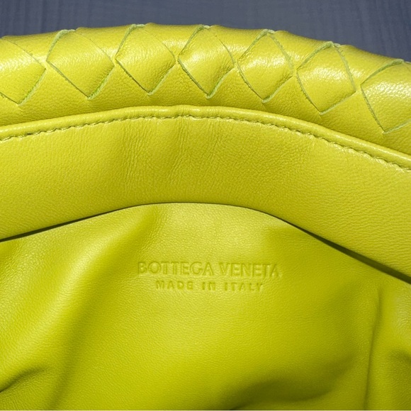 Bottega Veneta Nappa Intrecciato The Fold Crossbody in Kiwi - Picture 4 of 15